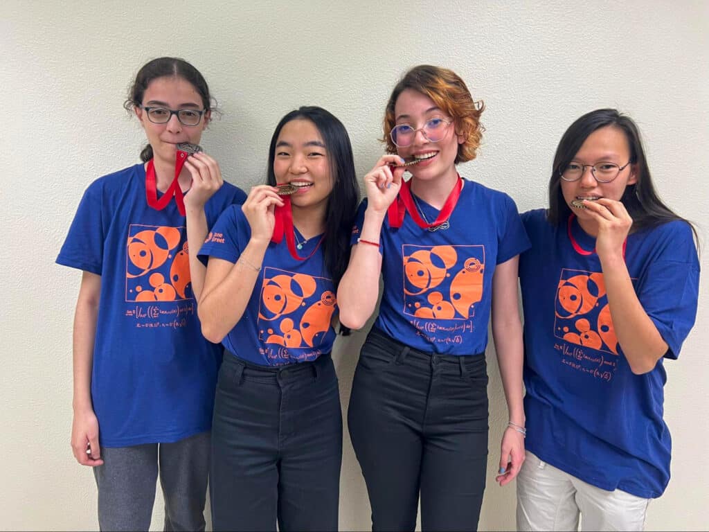 Da esquerda para direita, Julia Galdino Tiosso Lopez, Camila Maeda Shida, Julia de Paula Pessoa Leguiza e Sophia Li Ci Liu, medalhistas brasileiras da Pan-American Girls’ Mathematical Olympiad (PAGMO) | Foto: Reprodução